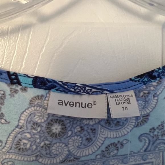 AVENUE SZ 20 SLEEVELESS ASYMMETRICAL BLU PAISLEY PRINT TOP - Picture 2 of 9